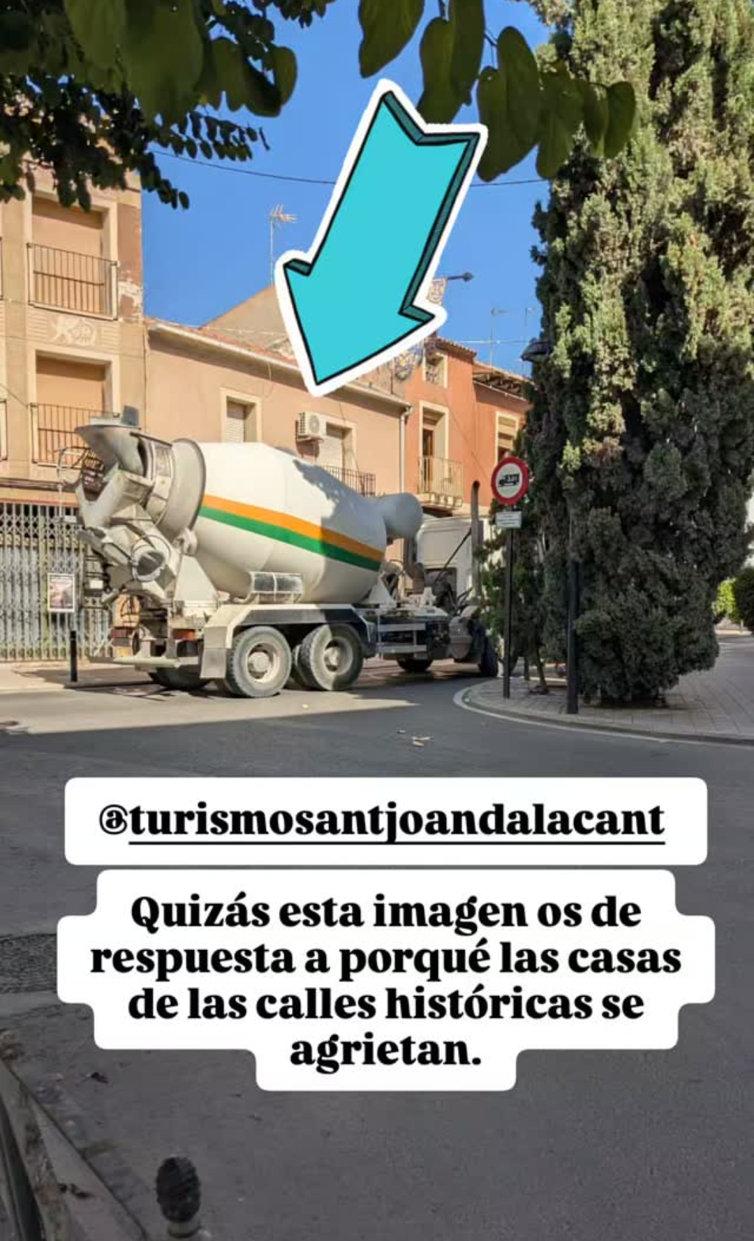 Imagen vecinal sobre el paso de un vehículo pesado por el entorno histórico.